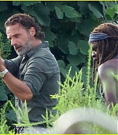 andrew-lincoln-films-intense-walking-dead-scene-with-danai-gurira-03.jpg