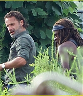 andrew-lincoln-films-intense-walking-dead-scene-with-danai-gurira-07.jpg