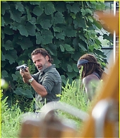 andrew-lincoln-films-intense-walking-dead-scene-with-danai-gurira-08.jpg